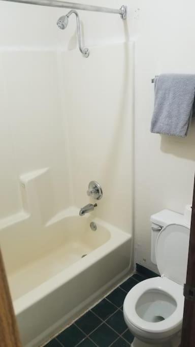 Hotel 2 Queens Hotel Room 130 Booking Stillwater Esterno foto